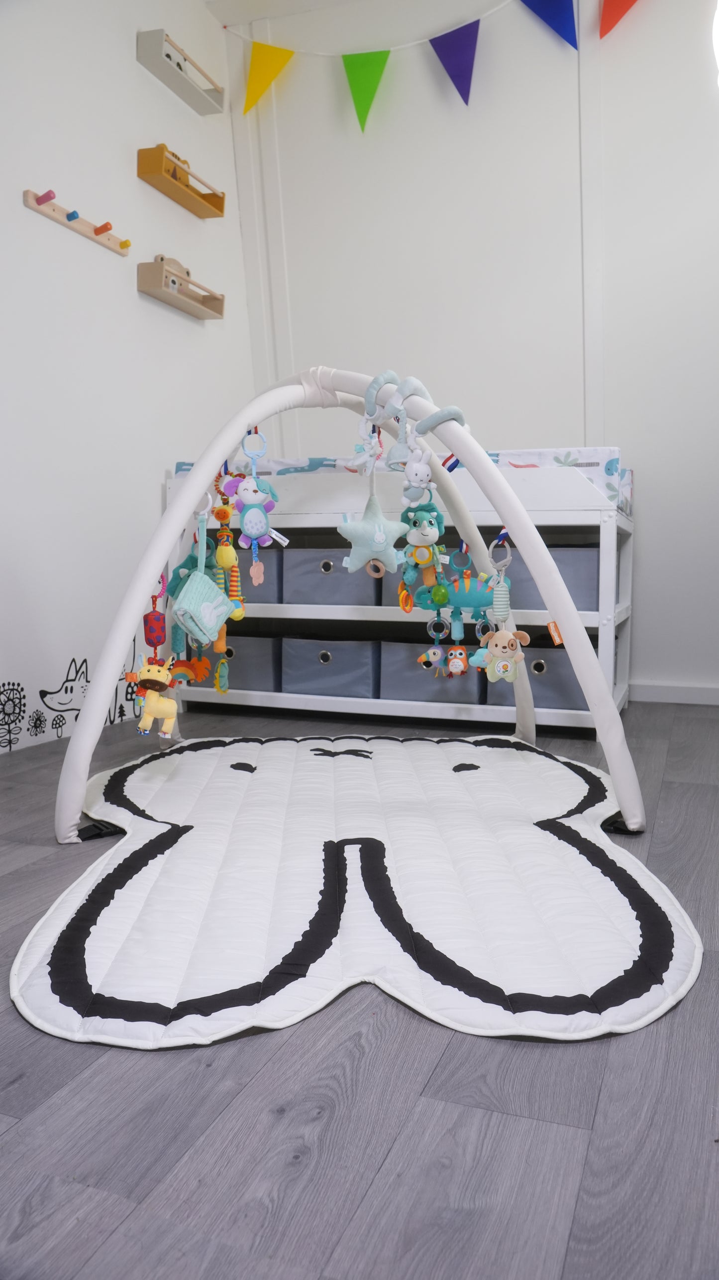 Grote maten speel gym voor volwassenen van Snugglezzz met kleurrijke speelfiguren en zachte ondergrond.