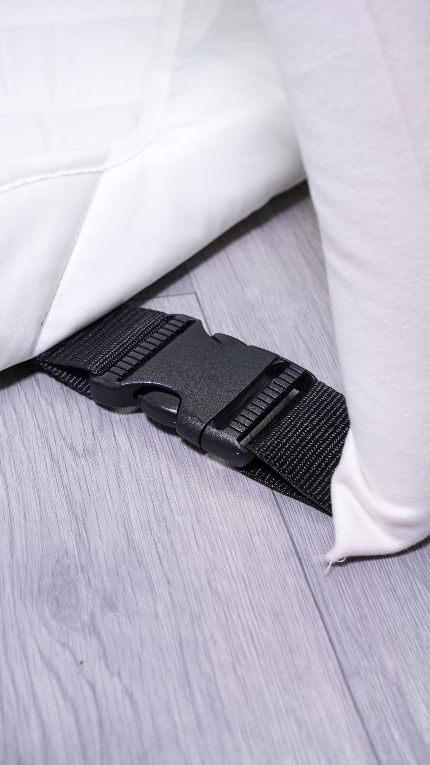 Bevestiging van de strap voor stabiliteit bij de grote maten speel gym van Snugglezzz.