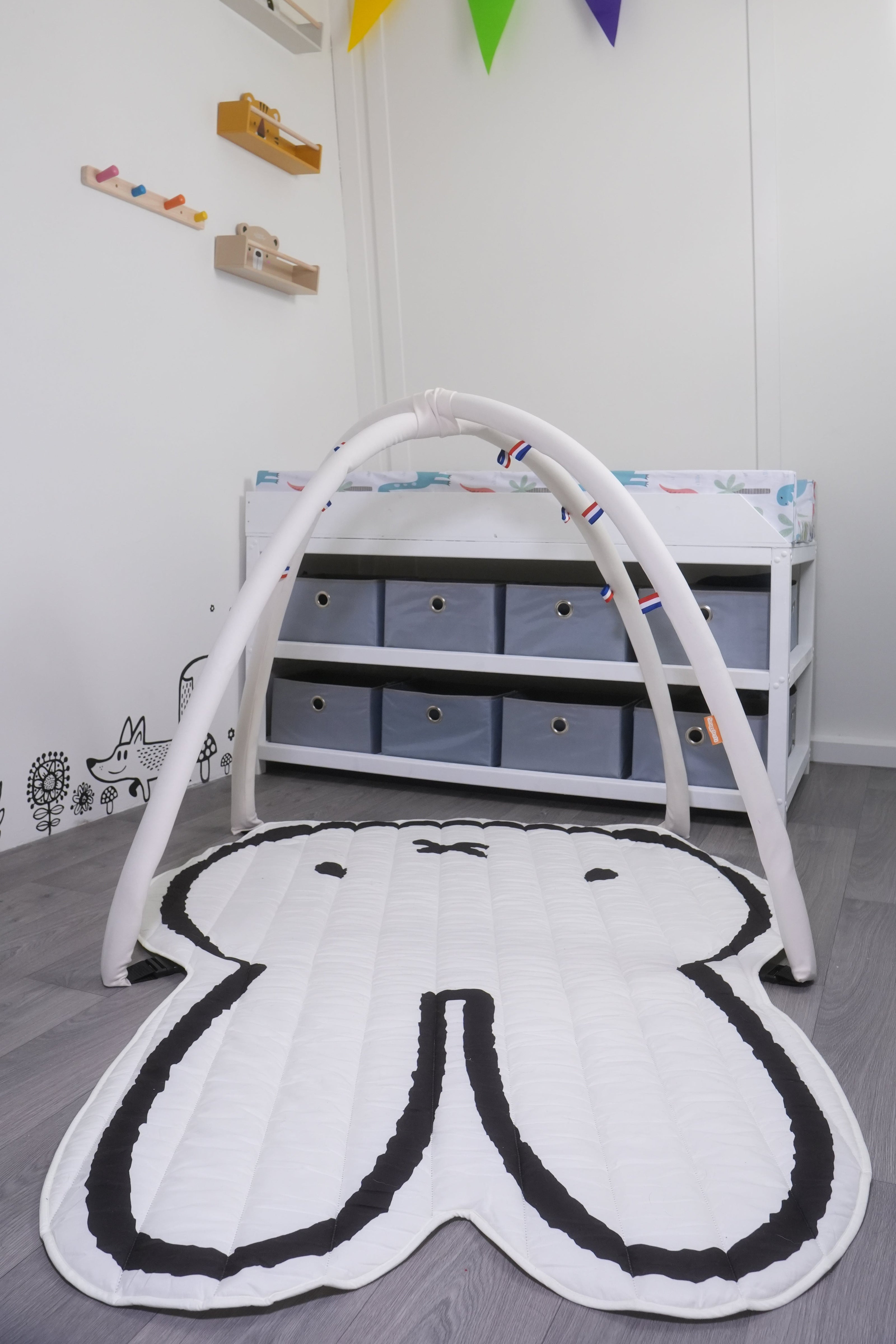 Grote maten speel gym voor volwassenen van Snugglezzz, met een schattig konijnenpatroon op de speelmat.