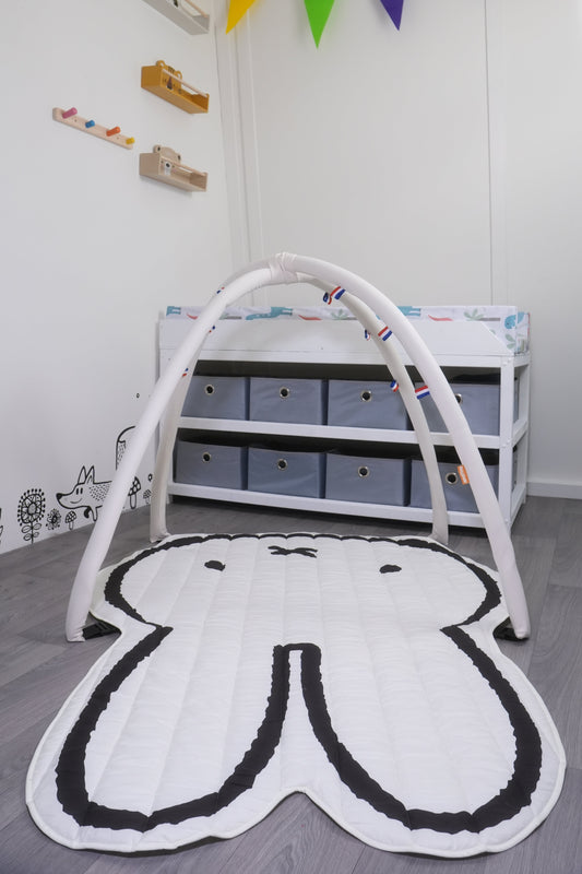 Grote maten speel gym voor volwassenen van Snugglezzz, met een schattig konijnenpatroon op de speelmat.